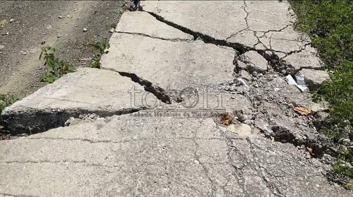 博博纳罗居民忧心道路项目延迟，自发填坑
