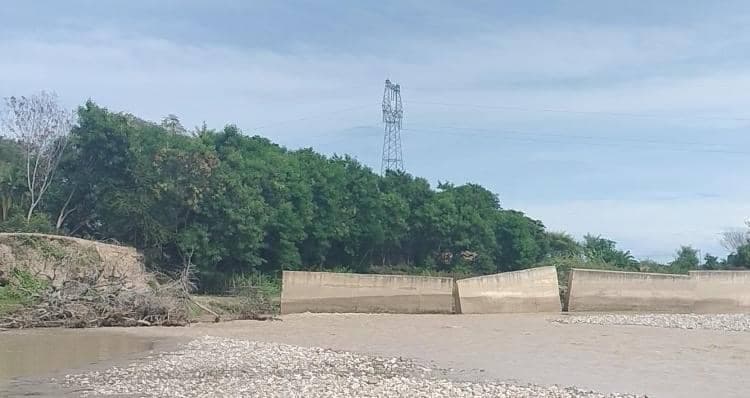 塞卡尔村长：河水威胁油罐、稻田和房屋