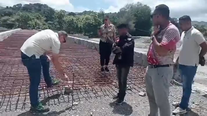 基础设施局局长视察欧库西道路桥梁工程进展