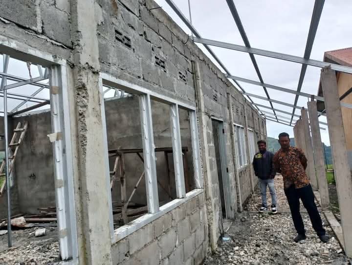欧莱乌村学校建设停工，村长呼吁解决资金问题