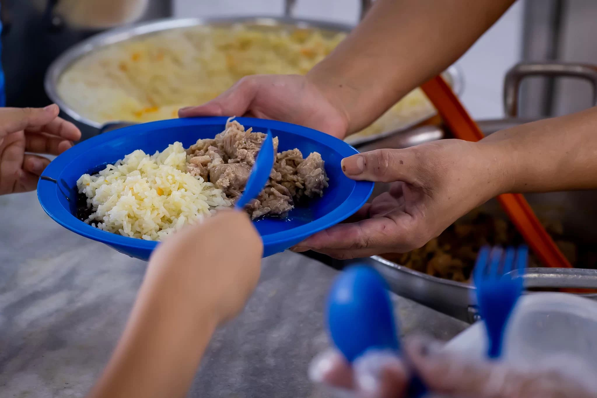 课间餐供应商：香肠和鸡肉块不在菜单中