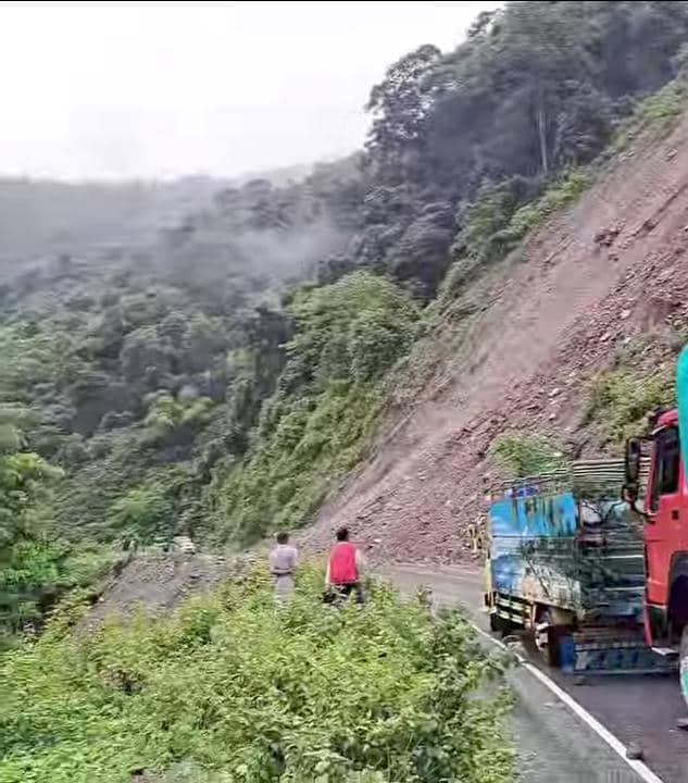 IGEADI指导技术团队清理阿伊莱乌公路沉积物