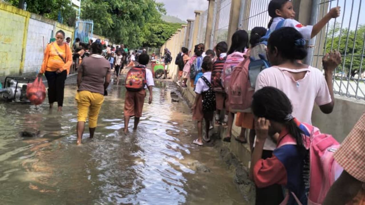 协调主任：雨后校路变溪流，学生涉水上学难