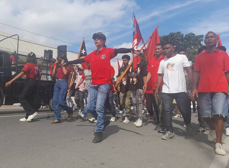 劳动节图片:工人游行要求最低工资提至150美元