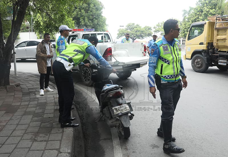 现场图片：东帝汶国家警察在帝力扣押违规摩托车
