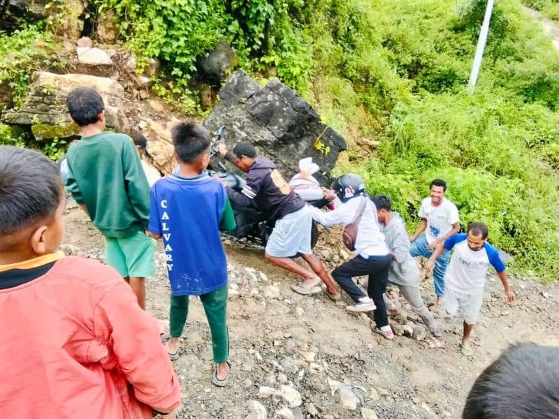 山体滑坡致博博纳罗道路中断，居民盼政府修复