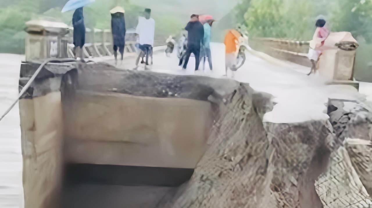 桥梁断裂阻碍偏远地区民生，观察家呼吁政府担责