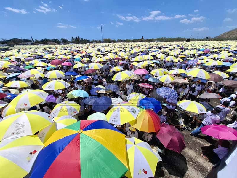 距弥撒还有四小时，信徒挤满塔西托卢