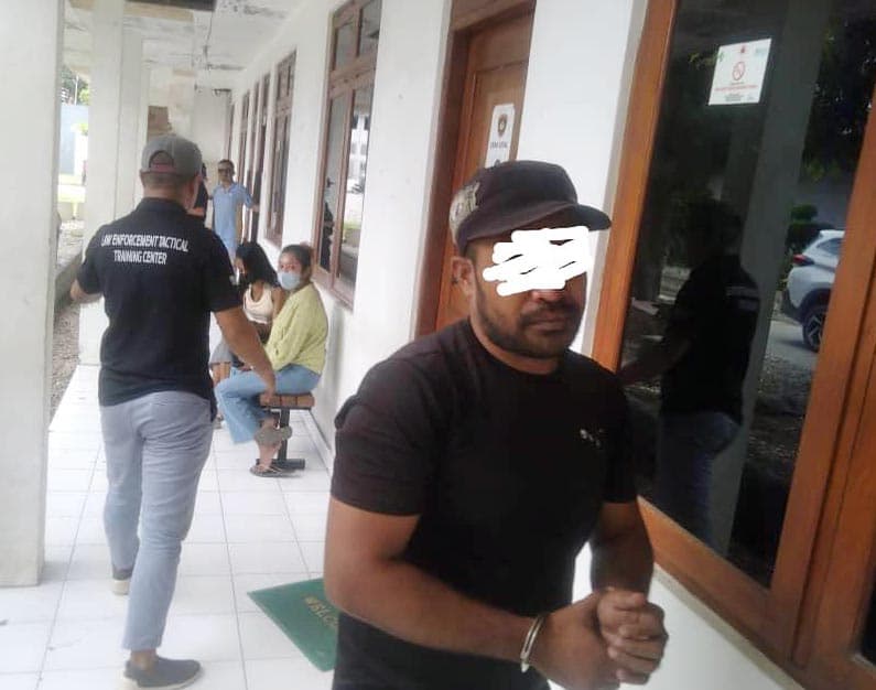 国家警察逮捕诈骗嫌疑人JMR，冒充警察骗财