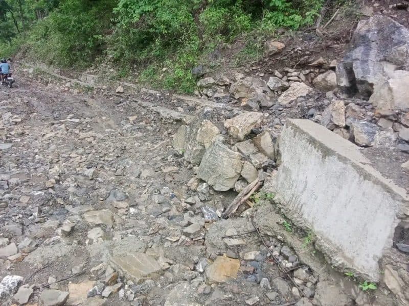 博博纳罗地方领袖动员社区修复通往马罗博温泉的道路
