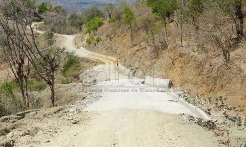 村长:欧库西道路修复工程质量差