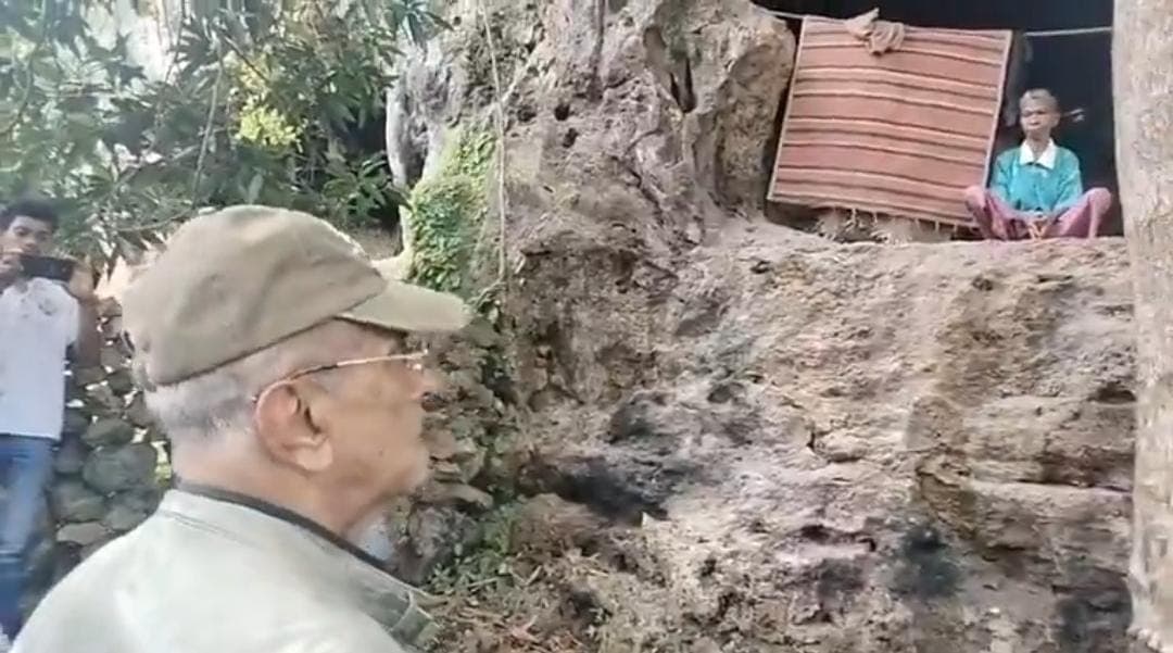 总统将山洞独居10年老妇接出并建房