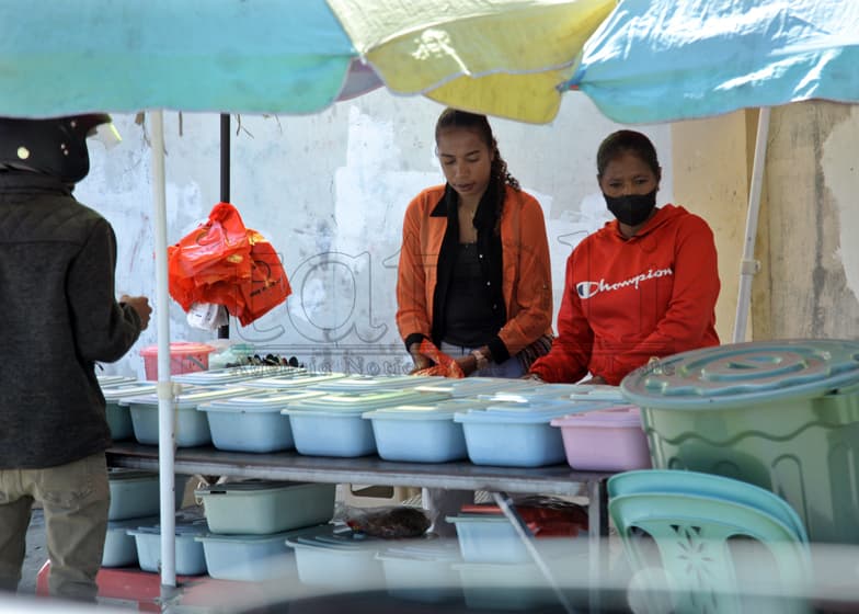 图片:帝力街头商贩沿街摆摊卖食品