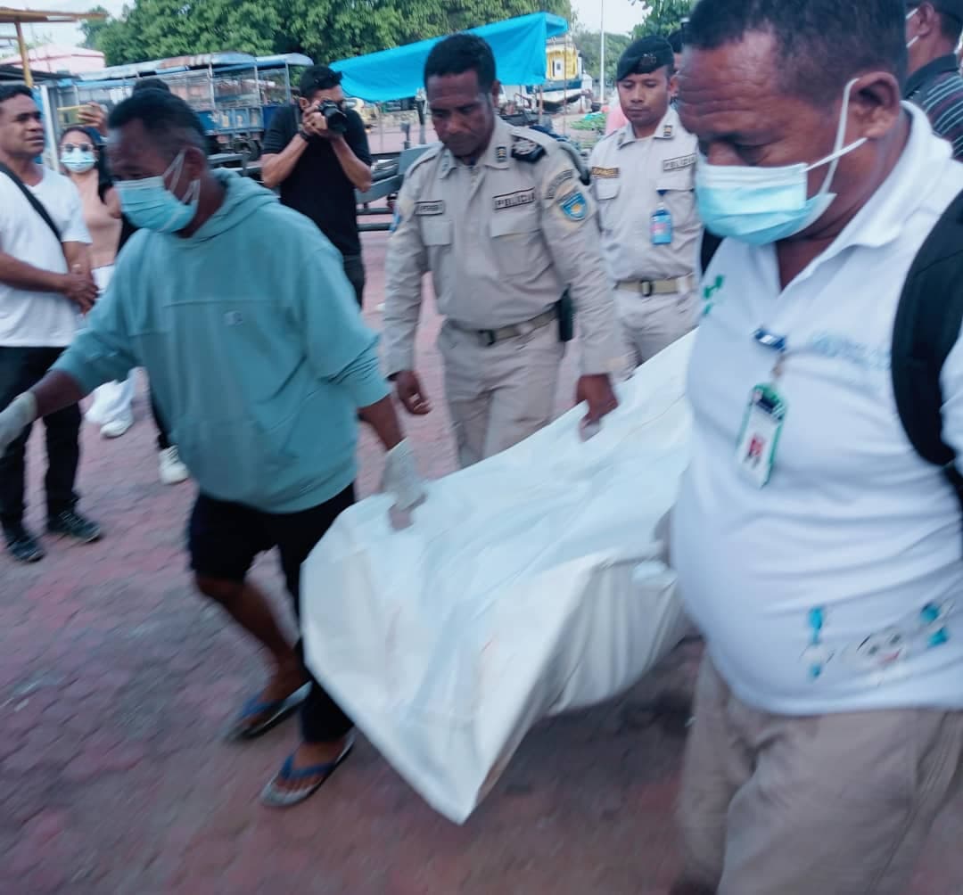 东帝汶海上警察移交印尼遇难船员遗体