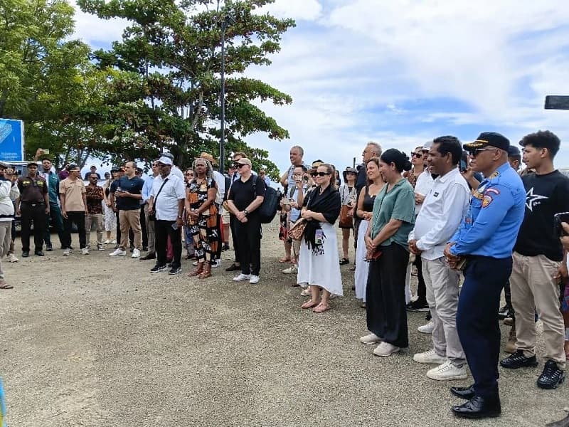 17国大使访问阿陶罗岛 考察旅游潜力