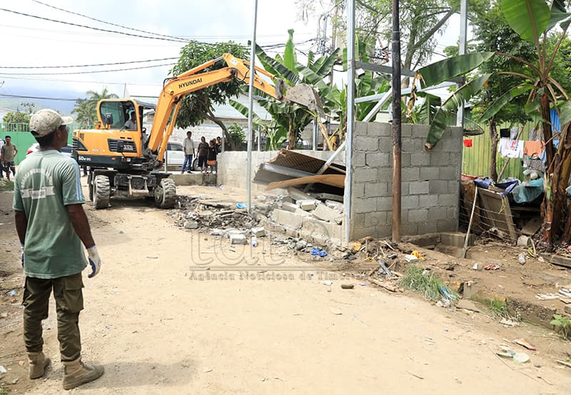 技术团队继续拆除比道地区排水沟违建