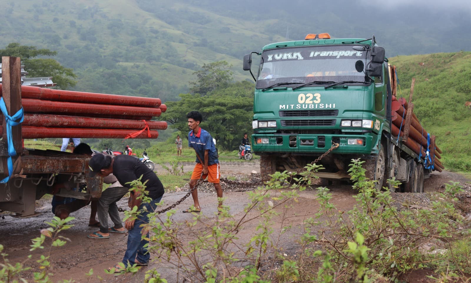 博博纳罗暴雨后道路受损严重
