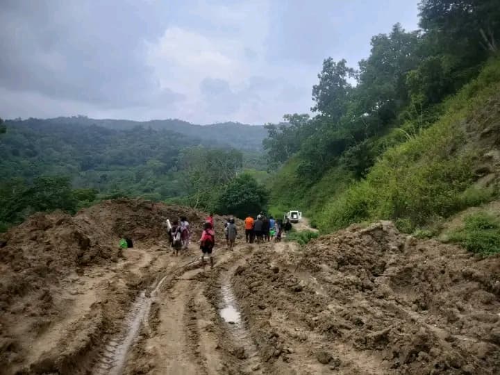 乌莫里村长:道路破损影响居民就医