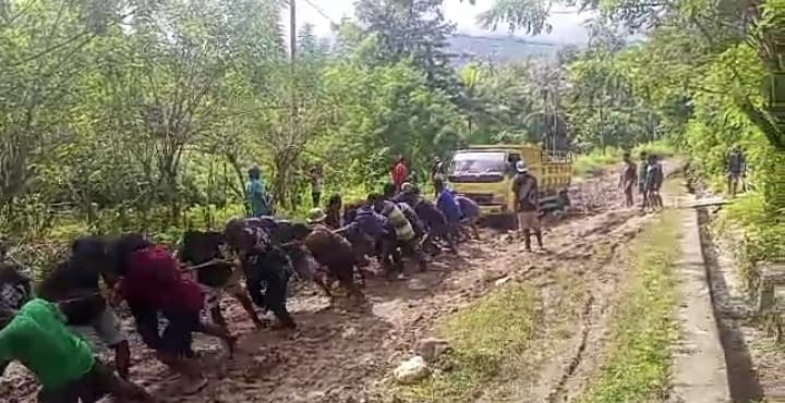 巴哈塔塔村道路泥泞,村长呼吁政府急修