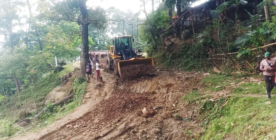 公司自费修复乌阿图拉里损坏道路