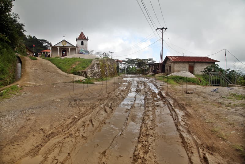 埃尔梅拉雨季道路状况:泥泞难行