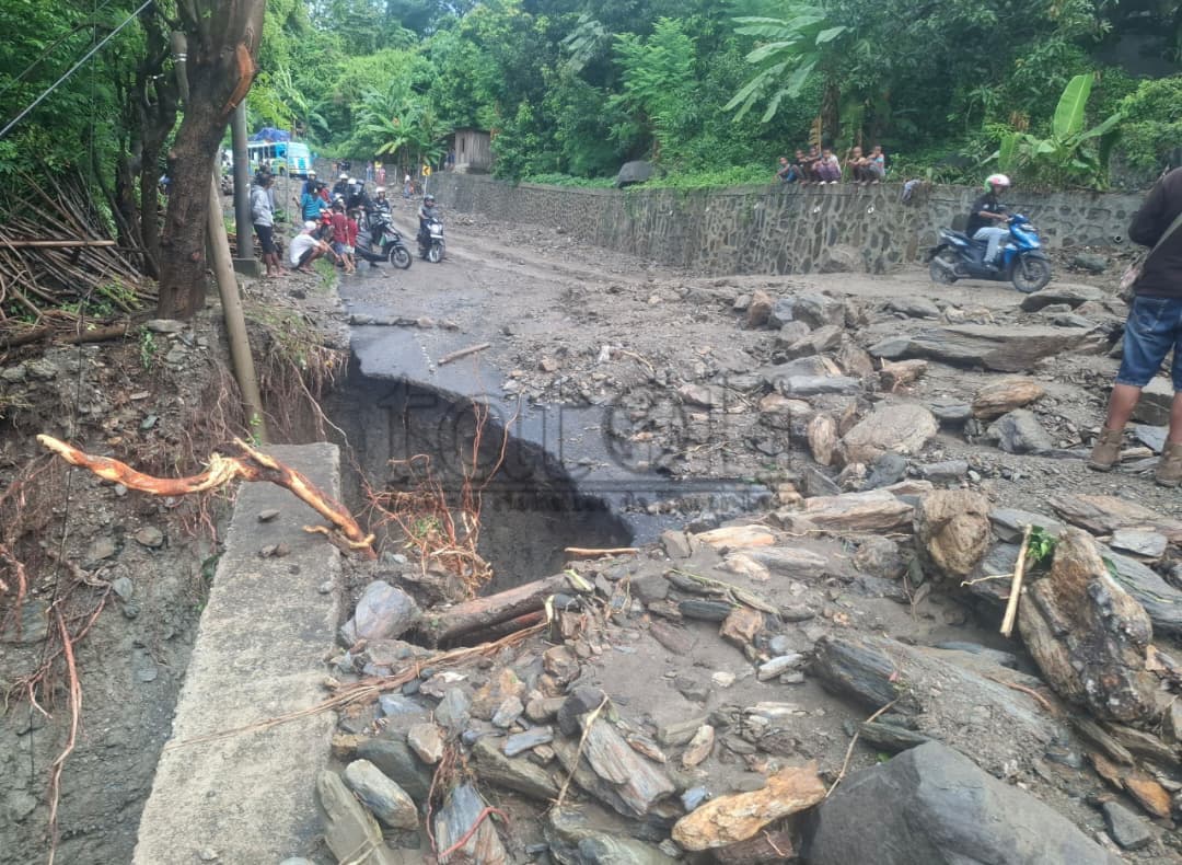 卡林巴拉暴雨致山体滑坡道路阻断