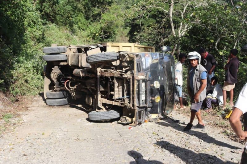 翻斗车在奥多毛翻车,七人受伤