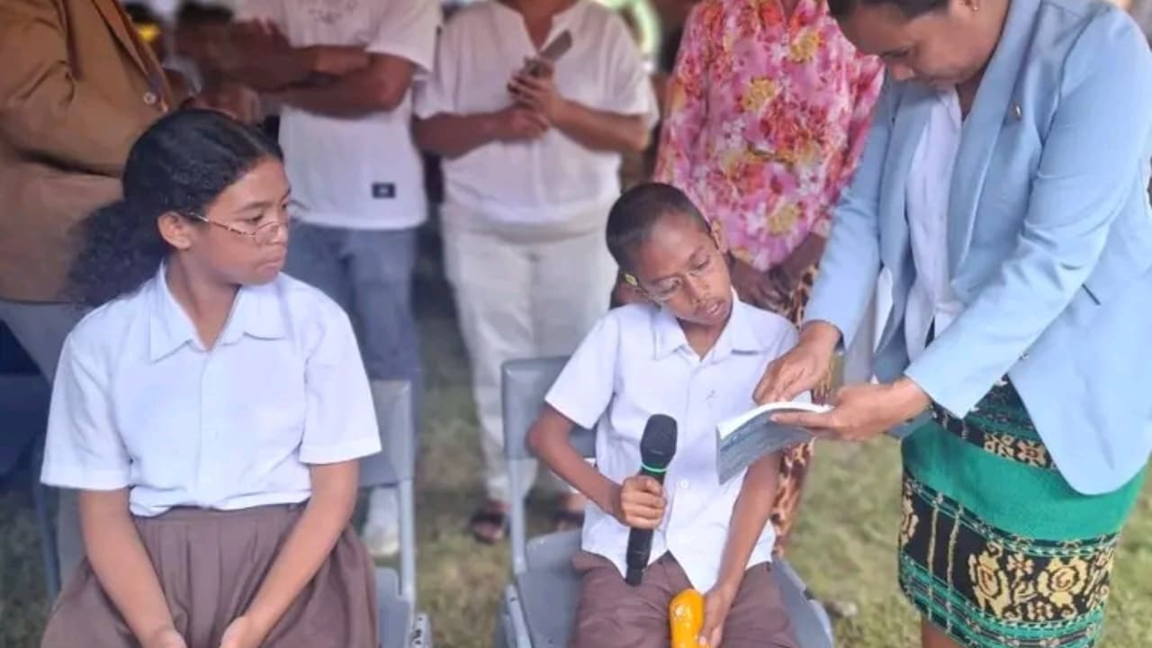 总干事:分发眼镜帮助视力困难学生