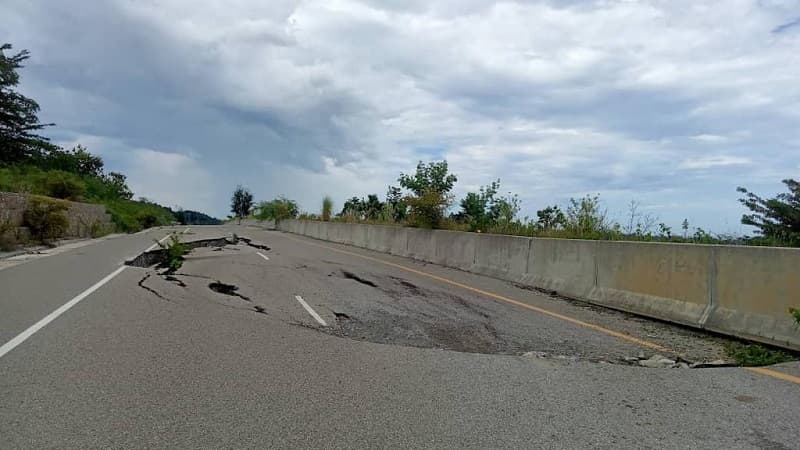 公共工程部视察科瓦利马高速公路清理沉积物