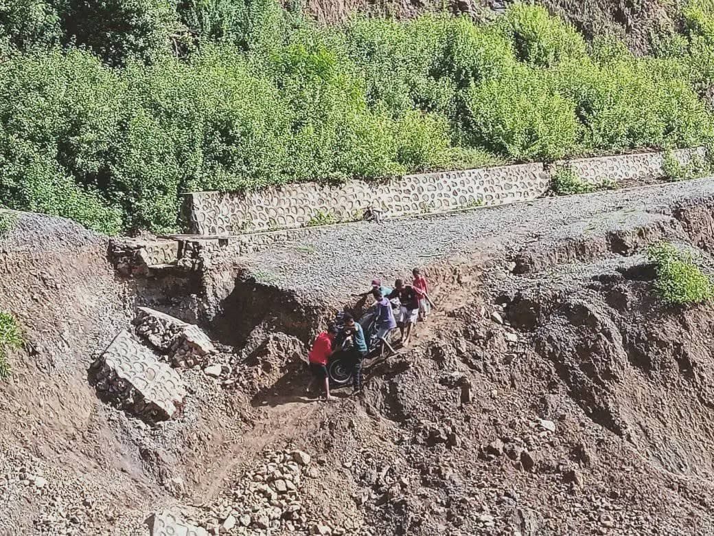 村首领要求欧库西当局修复受损道路