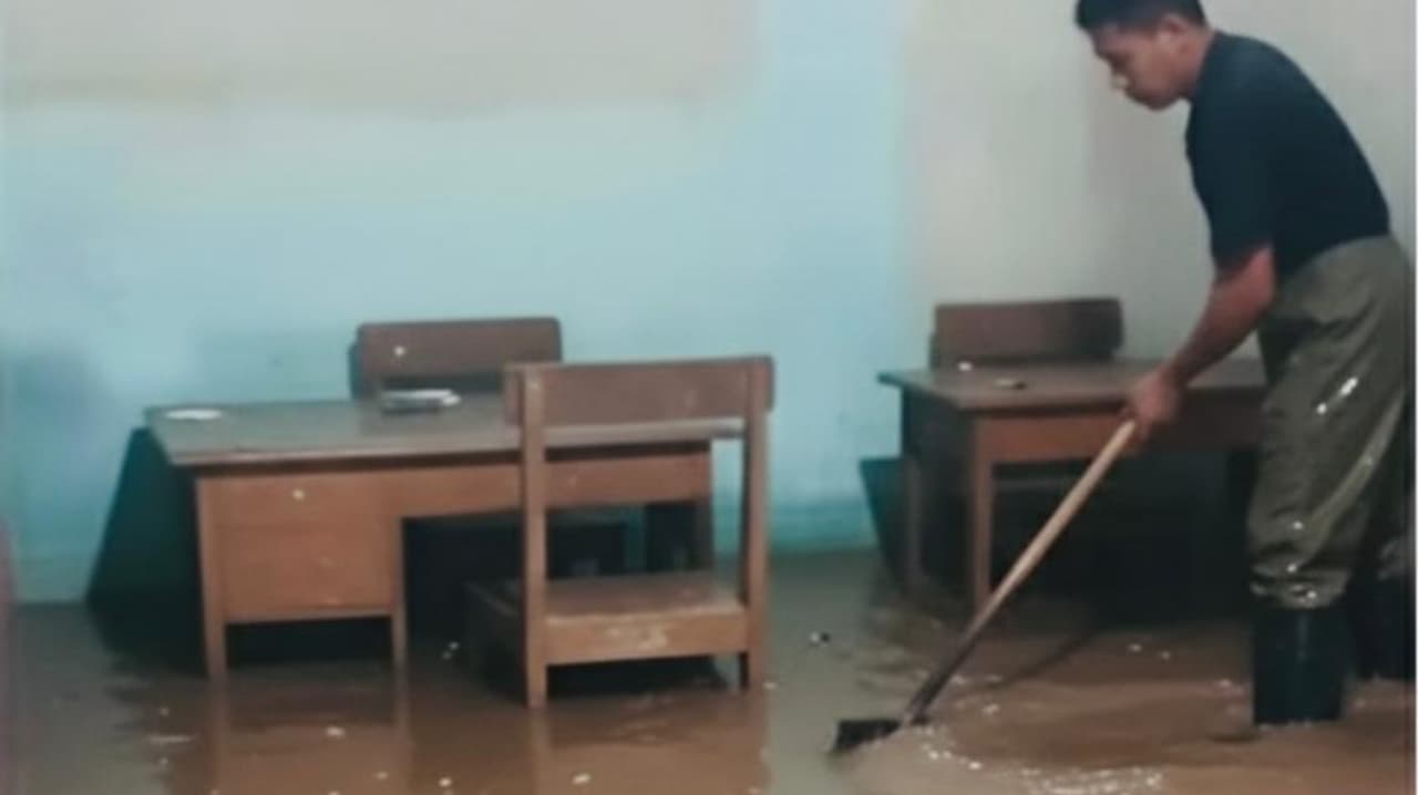 帝力暴雨致房屋进水,社区民众清理淤泥