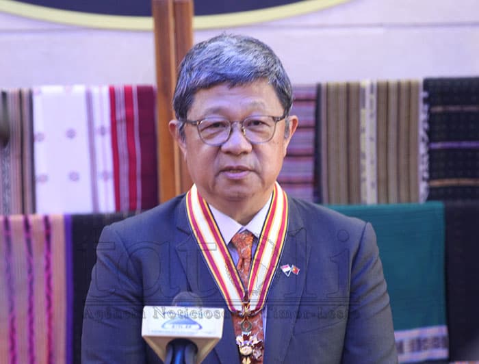 总统:向新加坡外交官授勋表彰贡献