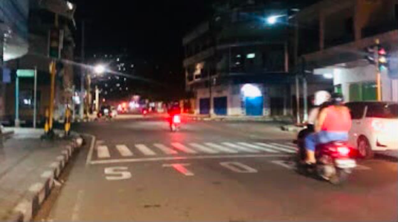 帝力科尔梅拉路口交通灯长期损坏,夜晚黑暗存隐患