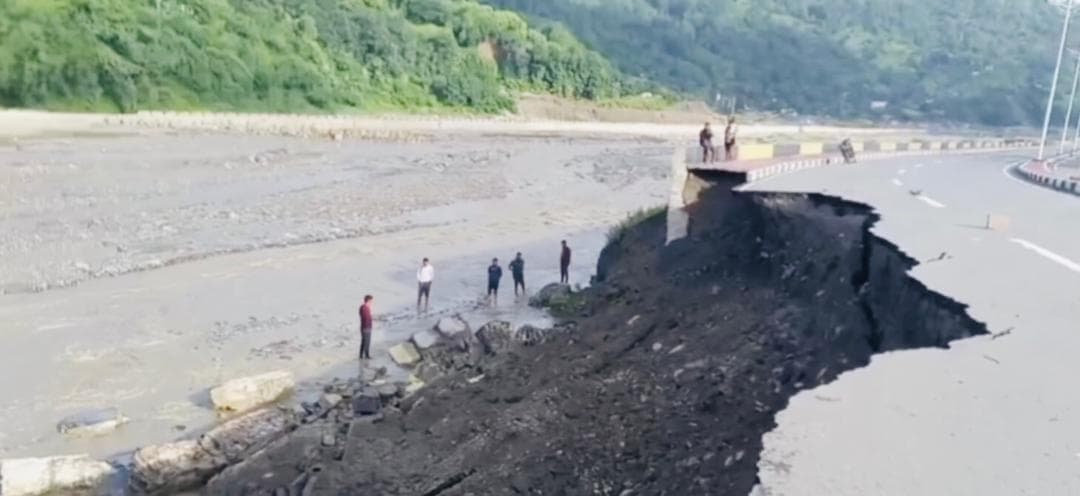 社区质疑道路质量:刚修好就开裂