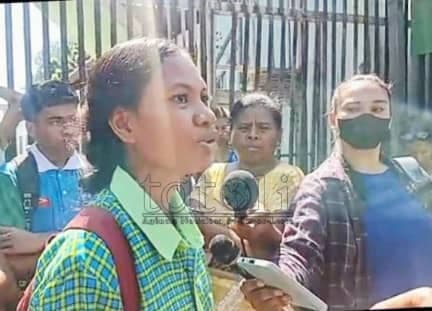 学生哭诉:我们要上课!——帝力和平女王学校因教师调离停课三个月