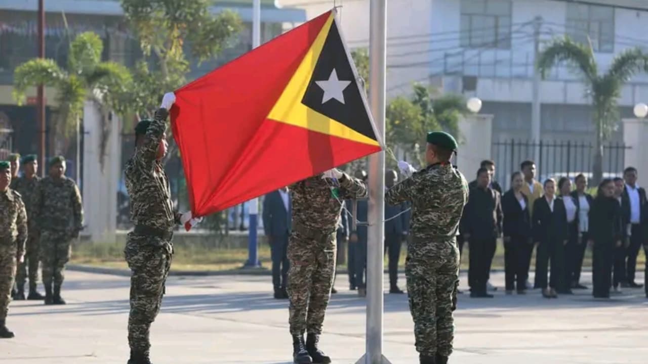 东帝汶国防军举行升旗仪式,国防部长强调团结与奉献