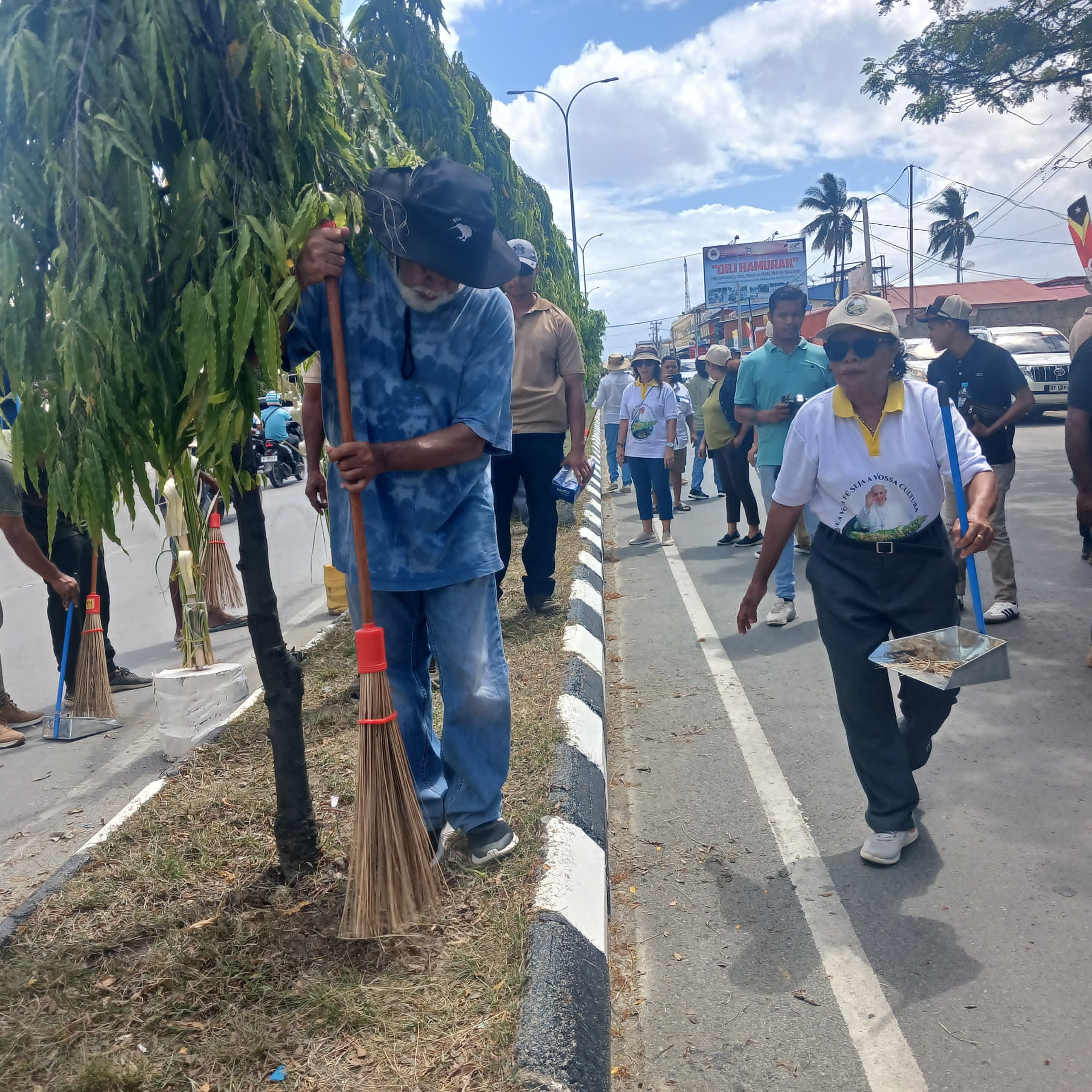 总理沙纳纳率政府成员清扫道路迎接教宗