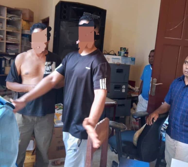 嫌疑犯撕扯神父衣服被拘押
