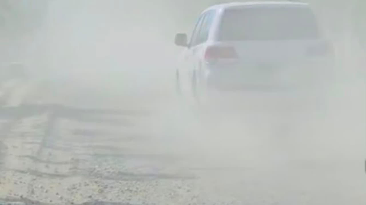 风沙天气席卷东帝汶,道路学校积尘严重