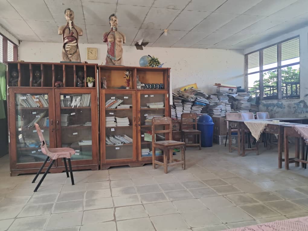 法图哈达EBF学校:施工致图书馆无处放书