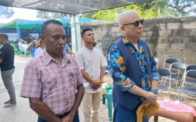 Vise-Ministru Fortalesimentu Inatitusionál, Paulo Remédios, presta omenajen ba matebian Antigu Segundu Komandante Jerál PNTL, Komisáriu Polísia Mateus Fernandes, Bebonuk, tersa (08/04/2025). Imajen TATOLI/ Natalino Costa