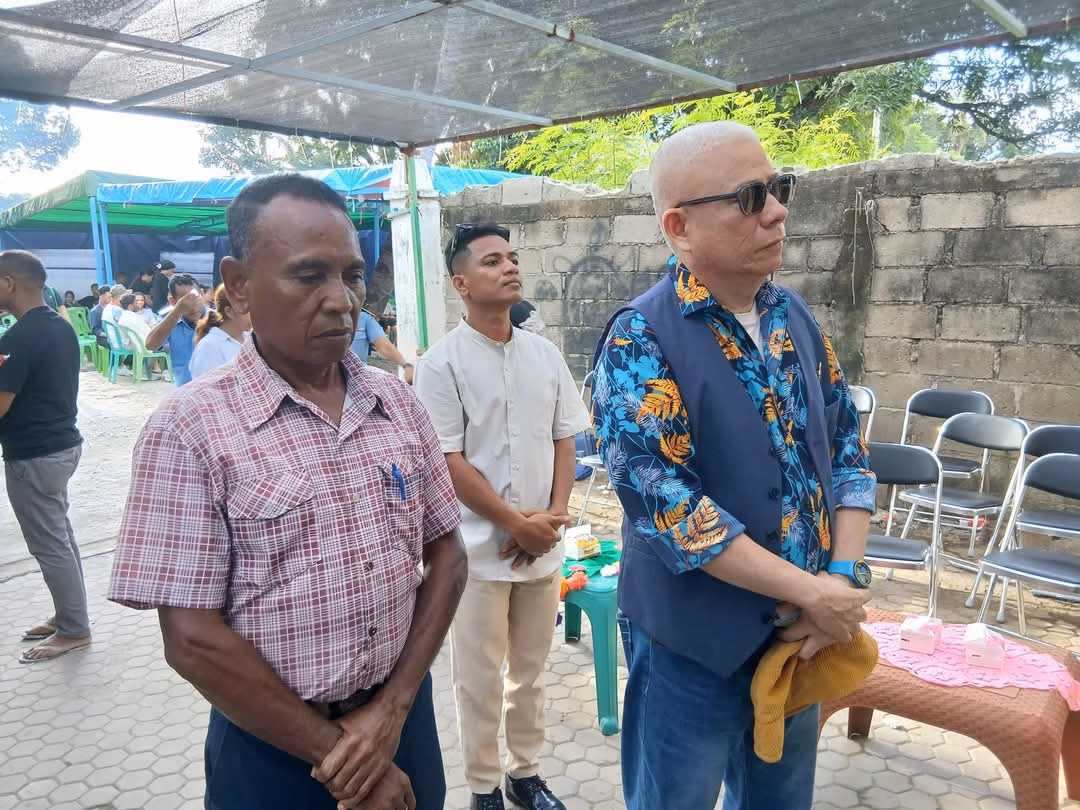 Vise-Ministru Fortalesimentu Inatitusionál, Paulo Remédios, presta omenajen ba matebian Antigu Segundu Komandante Jerál PNTL, Komisáriu Polísia Mateus Fernandes, Bebonuk, tersa (08/04/2025). Imajen TATOLI/ Natalino Costa