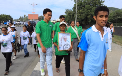 Sarani sira hahú nadodon bá Tasi Tolu hodi partisipa misa requiem Papa Francisco. Imajen TATOLI/Francisco Sony