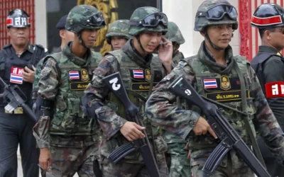 Forsa Tailándia halo patrullamentu iha sidade Bangkok. (Reuters/Chaiwat Subprasom)) ((Reuters/Chaiwat Subprasom)/)