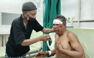 包考摩托车与汽车相撞，两人受伤送医