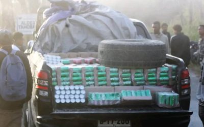 Timor-Leste police fired shots to stop a smuggling vehicle, seizing a hundred cases of Coca-Cola and Sprite.