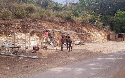 市场重建：商贩自掏腰包建摊位，期盼政府援手