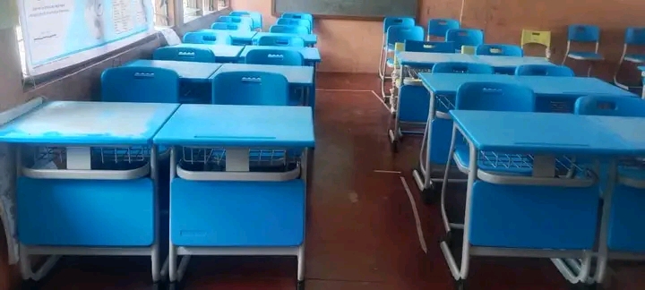 ME Distribui Ona Kadeira ho Meza ba Eskola Mauboque