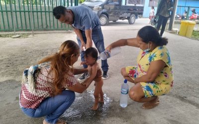 医护人员：高烧儿童需冷水降温